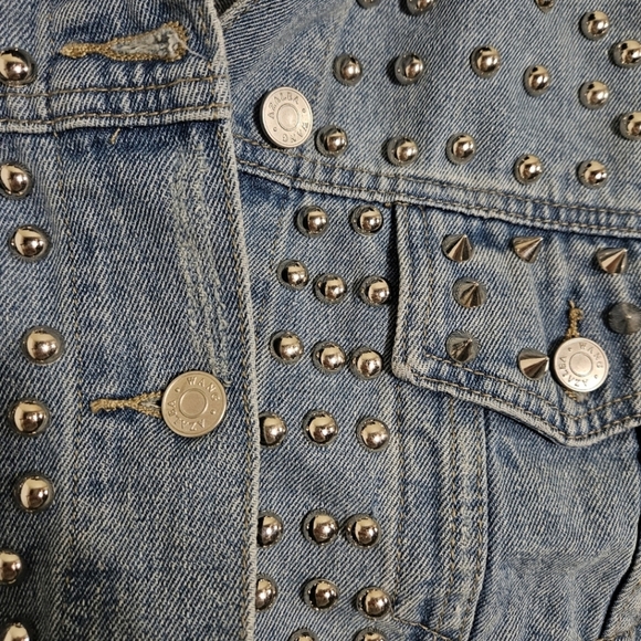 *Riverdale Wardrobe* Azalea Wang Distressed Studded Cropped Denim Jacket - Picture 5 of 9